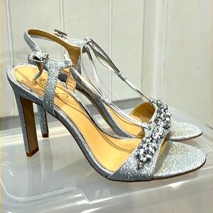 Jewel Badgley Mischka Women’s Peaches Crystal Adorned Silver Glitter Heels, Sz 8